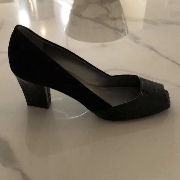 Tahari 61/2 black leather open toed shoes. - Picture 2 of 8